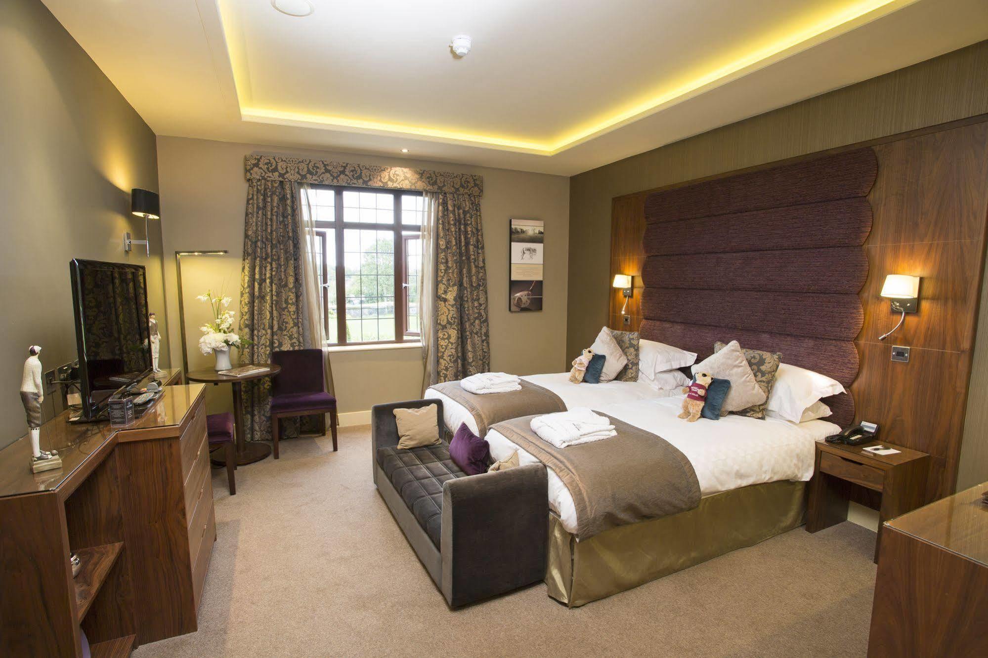 The Mere Golf Resort & Spa ภายนอก รูปภาพ